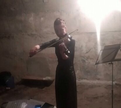 De arrepiar. Violinista protagoniza momento emocionante num abrigo em Kharkiv