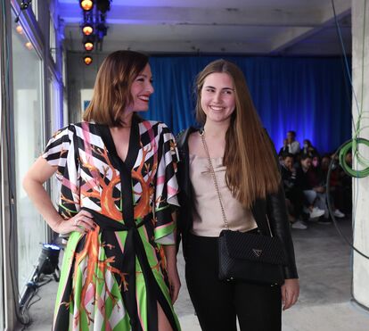 Fernanda Serrano derrete-se com o namorado em pleno desfile da Moda Lisboa e ao lado da filha Laura