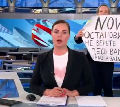 Jornalista russa interrompe noticiário em protesto e acaba detida
