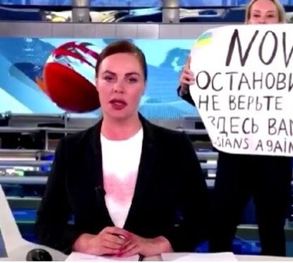 Detida jornalista russa que protestou contra a guerra na Ucrânia em direto na TV