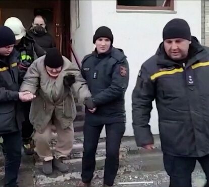 Moradores retirados de casa após prédio ser atingido por míssil em Kiev