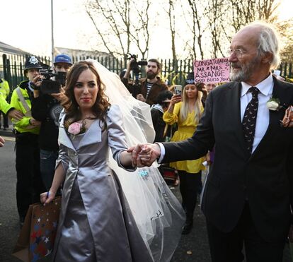 Amor aos quadradinhos: Julian Assange já se casou dentro da prisão