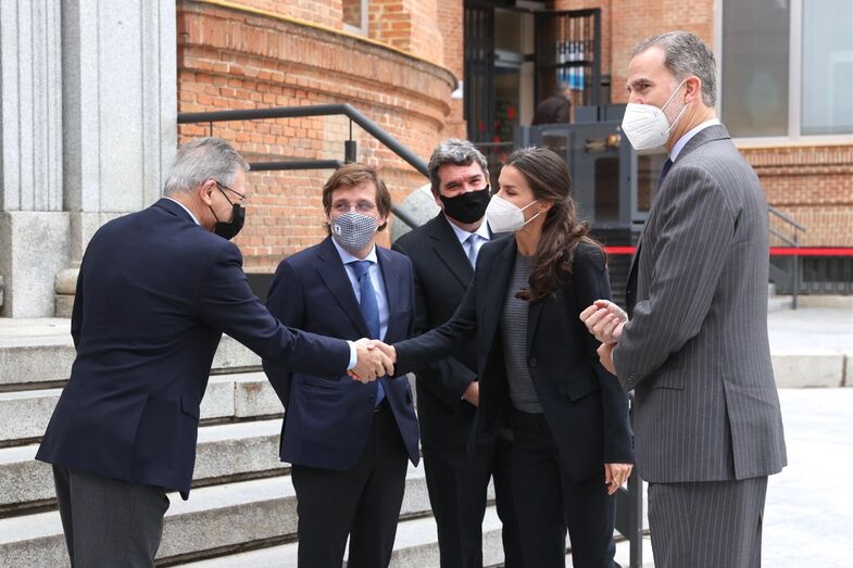 Filipe VI e Letizia de Espanha acompanhados por Javier Senent, Presidente da Cruz Vermelha Espanhola, José Luis Martínez-Almeida, o Presidente da Câmara de Madrid e José Luis Escrivá, Ministro da Inclusão, Segurança Social e Migração