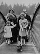 Isabel II num passeio em família 