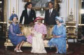 Foto oficial: Rainha Isabel II, Carlos, Diana com o bebé William o colo, a rainha mãe e Phillip