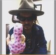 Johnny Depp depois de ter sido atendido por um ferimento na ponta do dedo