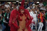 Beldades desfilam no sambódromo no Carnaval do Rio de Janeiro 