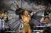 Beldades desfilam no sambódromo no Carnaval do Rio de Janeiro 
