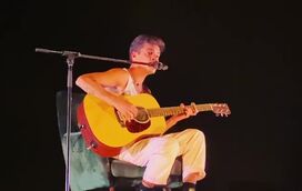 Emoções fortes: todo de branco, Ivo Lucas volta aos palcos em noite memorável 