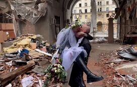 Anastasia e Anton casaram-se no meio dos escombros de uma Kharkiv bombardeada