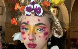 Marie encarna uma orquídea com ajuda de maquilhadora profissional e Zezé Camarinha revela qual o futuro da tiktoker