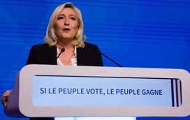 A grande derrotada das eleições francesas, Marine Le Pen, disse não ao amor... e hoje vive com uma amiga numa casa onde "até os gatos são fêmeas"