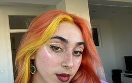 O novo visual de Marie, do cabelo loiro para laranja