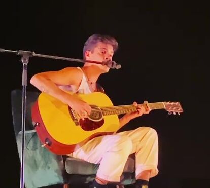 Emoções fortes: todo de branco, Ivo Lucas volta aos palcos em noite memorável 