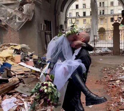 Anastasia e Anton casaram-se no meio dos escombros de uma Kharkiv bombardeada