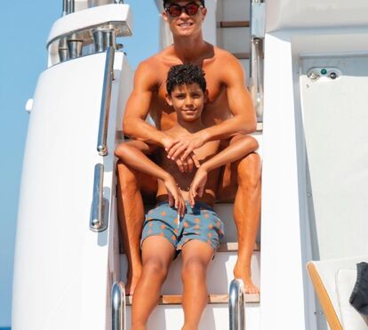 Cristiano Ronaldo é um pai 'guerreiro' e saltou em defesa de Cristianinho após críticas à roupa do menino: 'Ele usa o que quer'