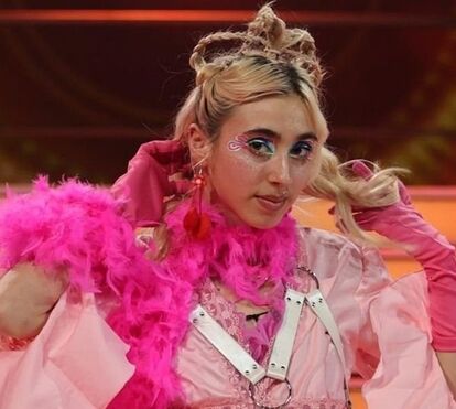 Marie brinca com o pai... que acredita estar a falar com Cristiano Ronaldo