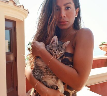 'Mau olhado': prestes a atuar em Portugal, Anitta revela que chegou a dormir na rua nos últimos meses: 'Sobrevivi!'