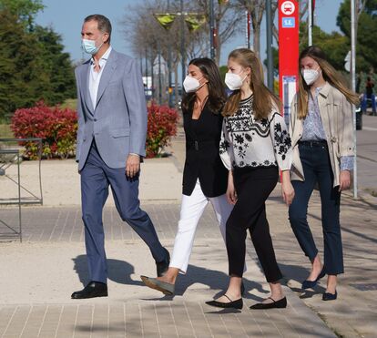 Princesa Leonor regressa a casa e visita como os pais, os reis de Espanha, refugiados ucranianos