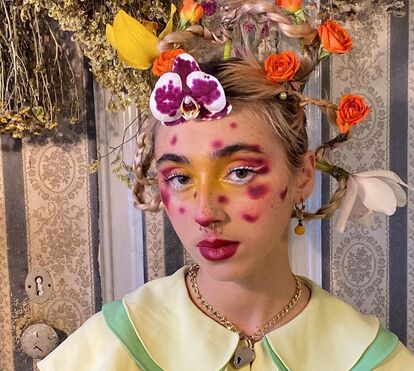 Marie encarna uma orquídea com ajuda de maquilhadora profissional e Zezé Camarinha revela qual o futuro da tiktoker
