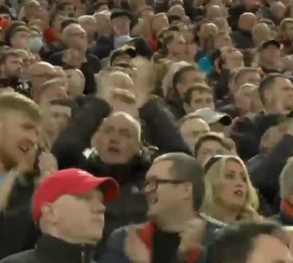 No meio da tragédia de perder um filho, Cristiano Ronaldo agradece gesto aos adeptos do rival Liverpool