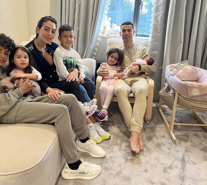 Sozinho, deprimido e sem o colo da mãe. Os dias difíceis de Cristiano Ronaldo, sem clube e com a família dividida 