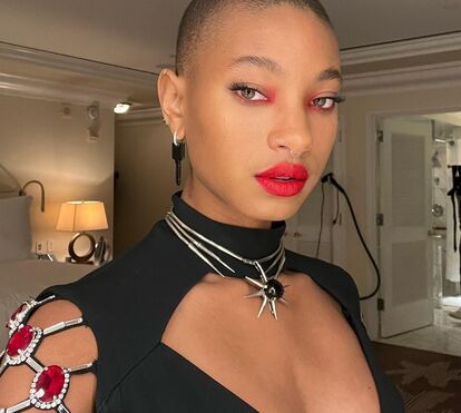 Afinal a bofetada dá frutos: enquanto Will Smith foge para a Índia, a mulher e filha faturam que se fartam!