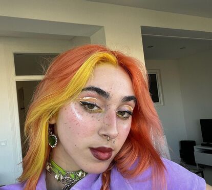 O novo visual de Marie, do cabelo loiro para laranja