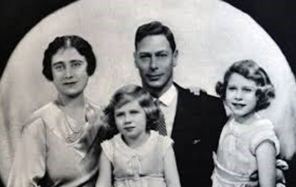 Rainha-mãe com o marido, George VI e as filhas