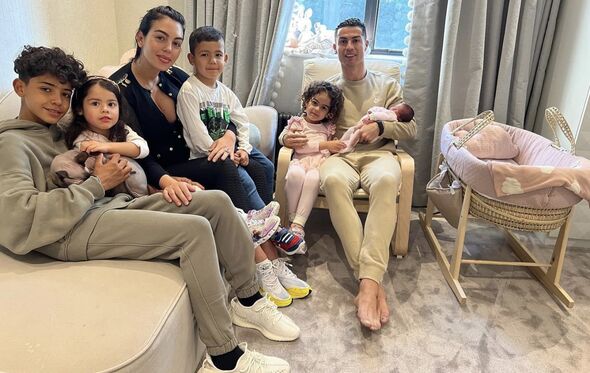 Ronaldo, Georgina, filhos e a bebé gémea 