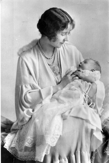 Rainha Isabel II com a mãe
