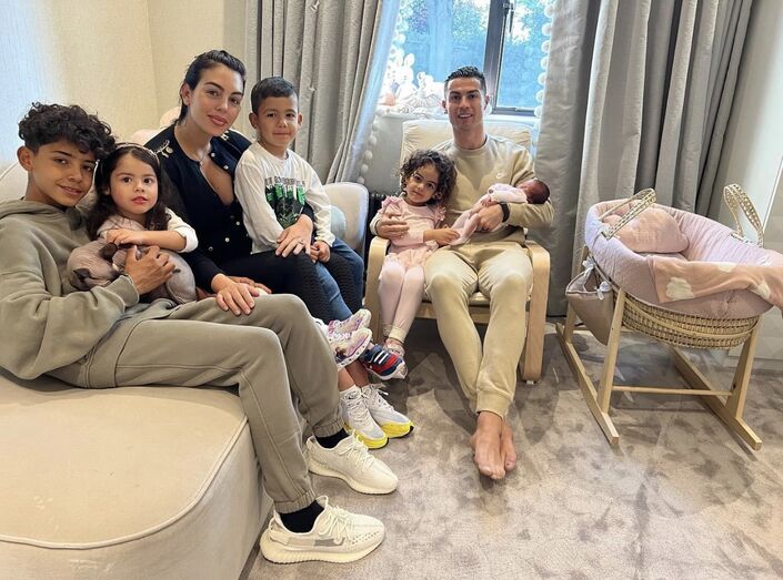 Ronaldo, Georgina, filhos e a bebé gémea 