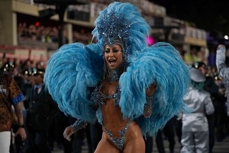 Beldades desfilam no sambódromo no Carnaval do Rio de Janeiro 