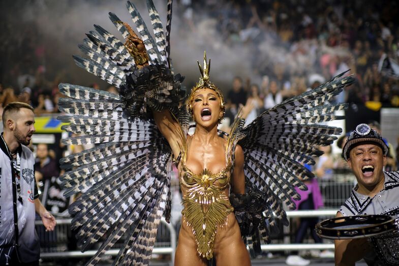 Beldades desfilam no sambódromo no Carnaval do Rio de Janeiro 