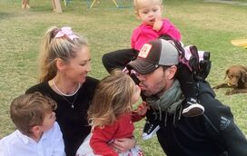Finalmente uma foto de toda a família. Enrique Iglesias é mimado por Anna Kournikova e pelos filhos em rara imagem pública