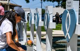 Meghan Markle homenageia vítimas de massacre em escola primária com ramo de rosas brancas
