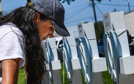 Coração de mãe. Meghan Markle deposita flores em memorial das vítimas do massacre da escola primária no Texas