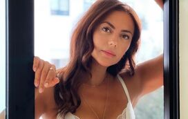 Caliente. Sofia Ribeiro foi para Bali e mostrou-se em topless 