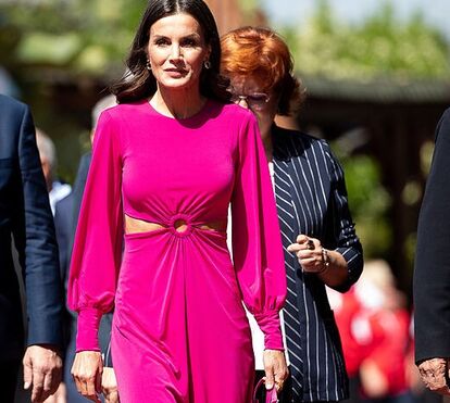 Rainha Letizia mais ousada do que nunca, usa vestido que lhe deixa barriga à vista de todos