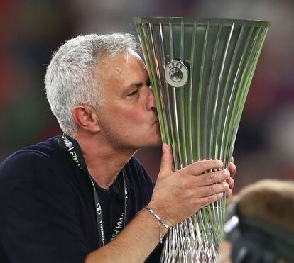 Mulher de José Mourinho faz rara aparição para testemunhar nova conquista europeia do Special One