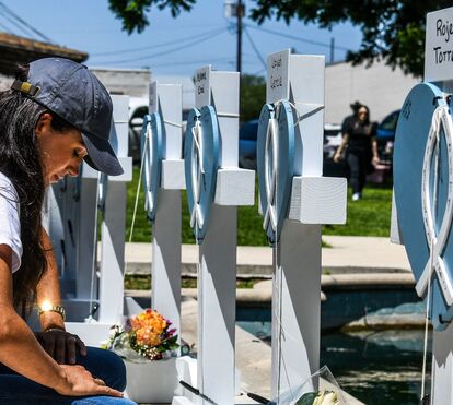 Coração de mãe. Meghan Markle deposita flores em memorial das vítimas do massacre da escola primária no Texas