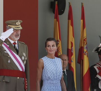 Letizia deslumbra com novo vestido às bolinhas