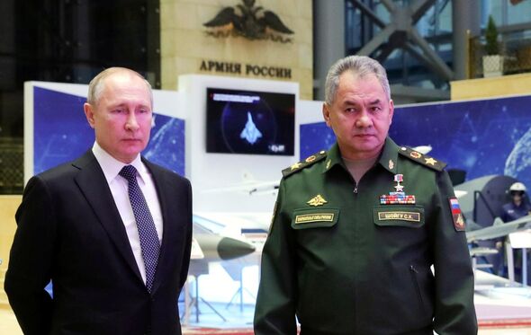 Vladimir Putin e o ministro da Defesa, Sergei Shoigu