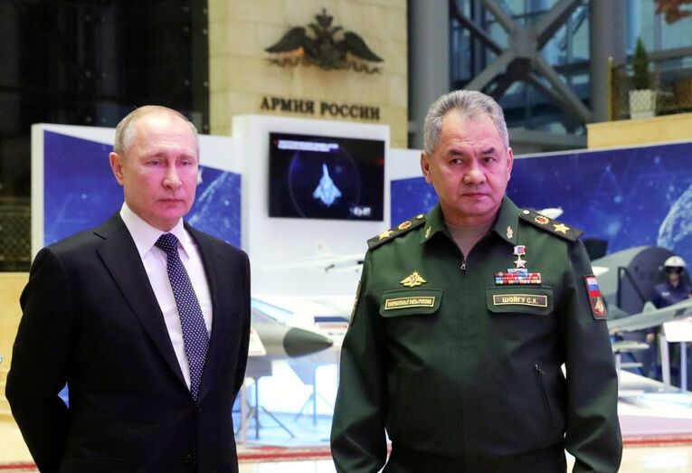 Vladimir Putin e o ministro da Defesa, Sergei Shoigu