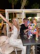 Meghan Hana McLoughin, uma das maiores tik-tokers inglesas, com Johh Ryan
