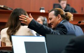Há uma nova rainha dos tribunais: eis a advogada de Johnny Depp que conquistou o ator e se tornou numa sensação nas redes sociais