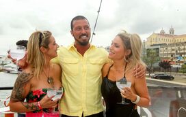 Tiago Jaqueta está imparável a "dar tudo" nas festas e as mulheres não o largam... duas bem conhecidas em particular! 