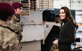 Duquesa de Cambridge mostra-se animada em visita a militares