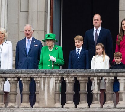 Família reunida. Isabel II junta sucessores na varanda real e mostra com quem conta 