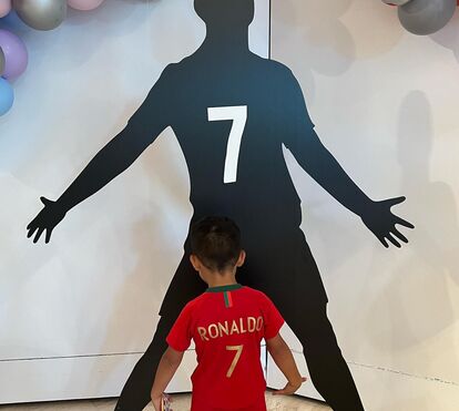 Sem a presença do pai, gémeos de Cristiano Ronaldo festejam em grande os seus 5 anos